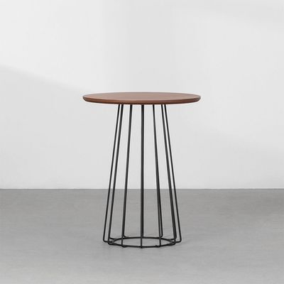 mesa-lateral-loup-redonda-preto-com-nozes