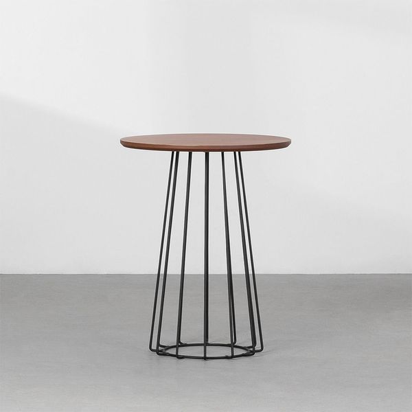 mesa-lateral-loup-redonda-preto-com-nozes