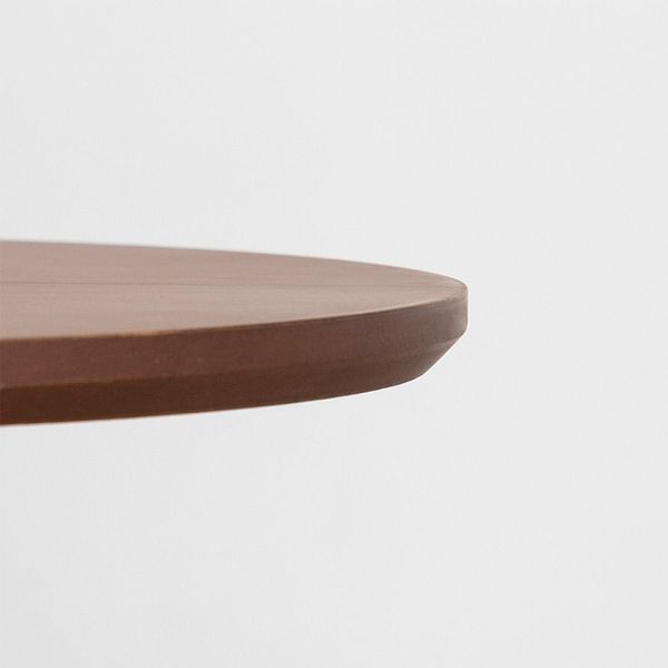 mesa-lateral-loup-redonda-preto-com-nozes-detalhe-tampo