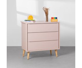 comoda-retro-theo-3-gavetas-e-pes-em-madeira-natural-rosa-ambientada