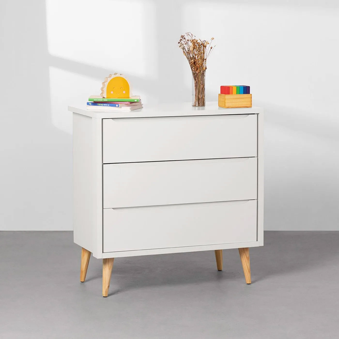 kit-quarto-infantil-theo-com-pes-retro-natural---berco---comoda-3-gavetas---poltrona-e-puff-capri---