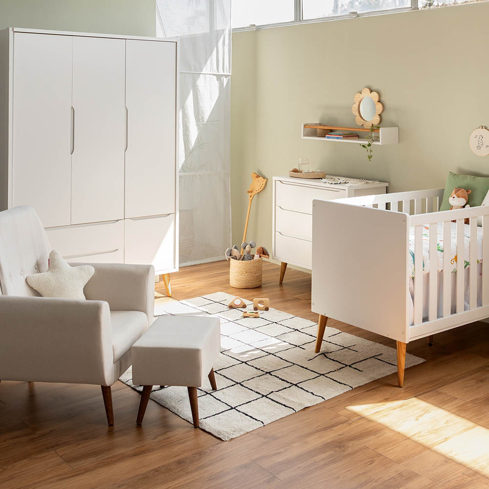 kit-quarto-infantil-theo-com-pes-retro-mel---berco---comoda-3-gavetas---guarda-roupa---poltrona-e-pu