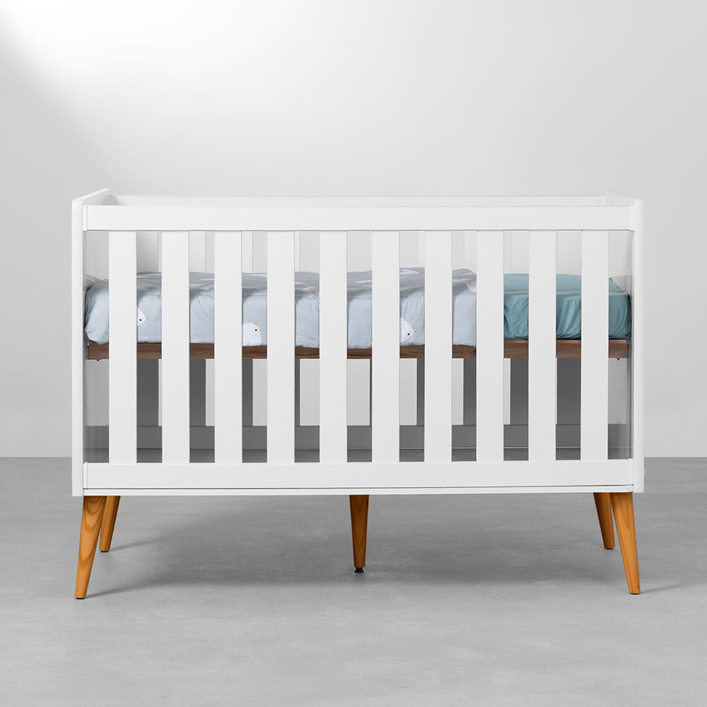 kit-quarto-infantil-theo-com-pes-retro-mel---berco---comoda-3-gavetas---guarda-roupa---poltrona-e-pu