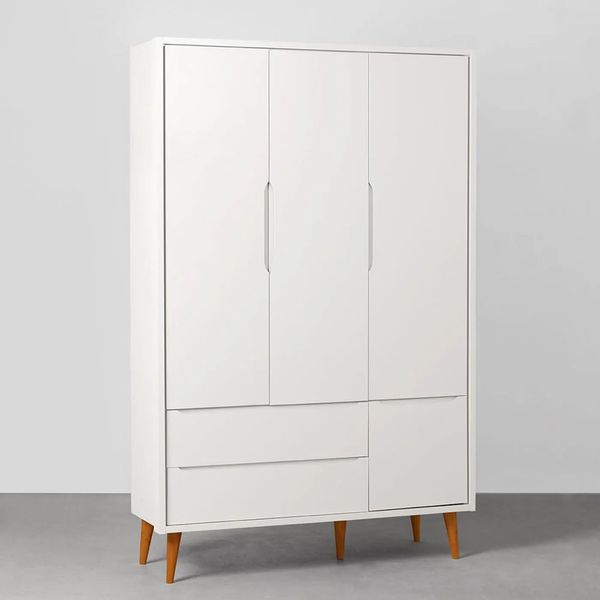 kit-quarto-infantil-theo-com-pes-retro-mel---berco---comoda-3-gavetas---guarda-roupa---poltrona-e-pu