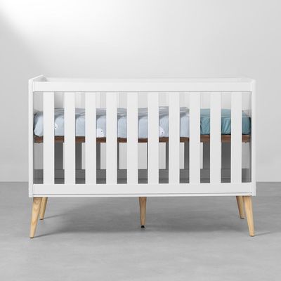 kit-quarto-infantil-theo-com-pes-retro---berco---comoda-3-gavetas---guarda-roupa-3-portas---poltrona