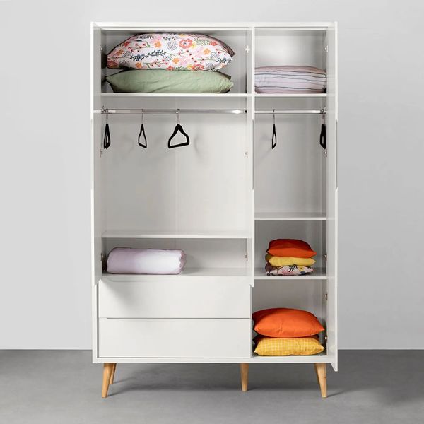 kit-quarto-infantil-theo-com-pes-retro---berco---comoda-3-gavetas---guarda-roupa-3-portas---poltrona