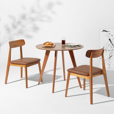 mesa-de-jantar-square-redonda-betula---88cm---2-cadeiras-nord-encosto-madeira-assento-pu---cognac