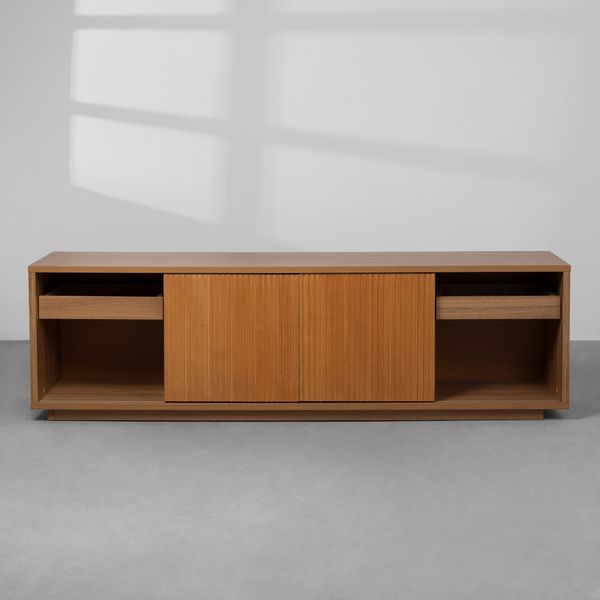 rack-case-corpo-louro-freijo-e-portas-mel-com-gavetas-abertas