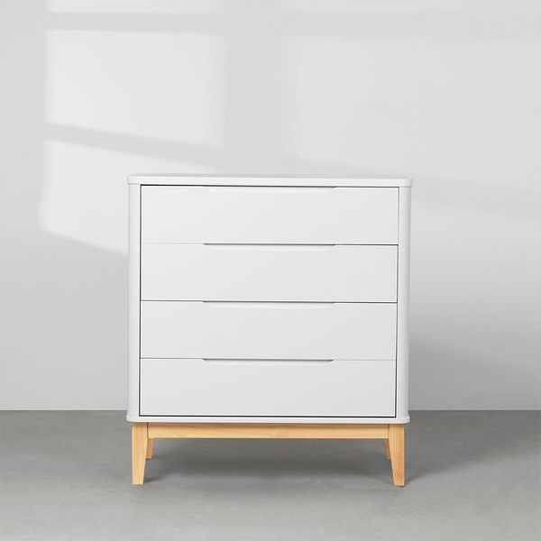 comoda-boom-square-4-gavetas-com-pes-em-madeira-natural-branco-frontal
