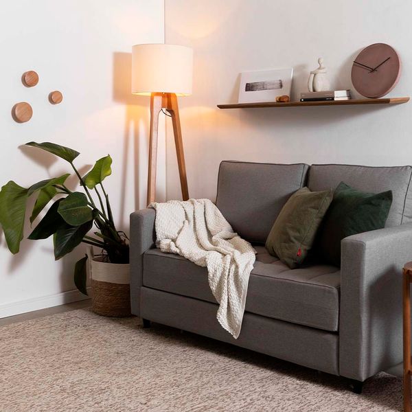 2024_sofa_belize_grafite_almofada_verde_almofada_verde_militar_luminaria_kim_prateleira_nala