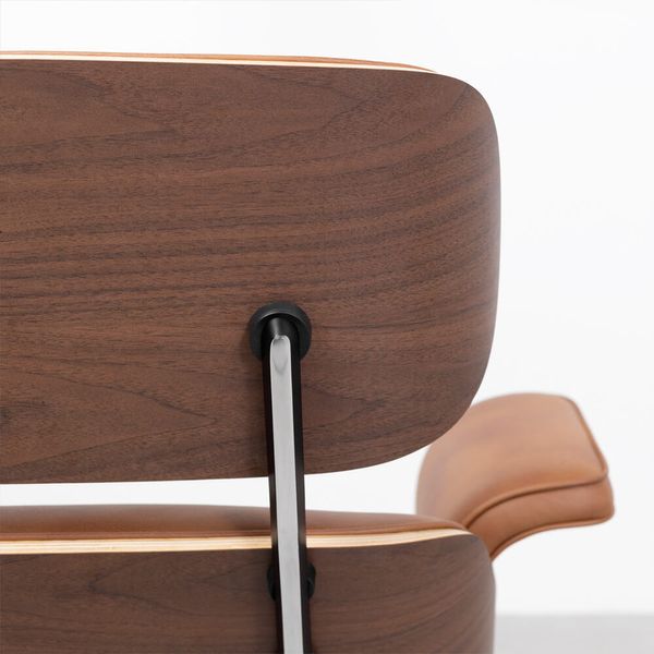 poltrona-charles-eames-com-puff-caramelo-costas