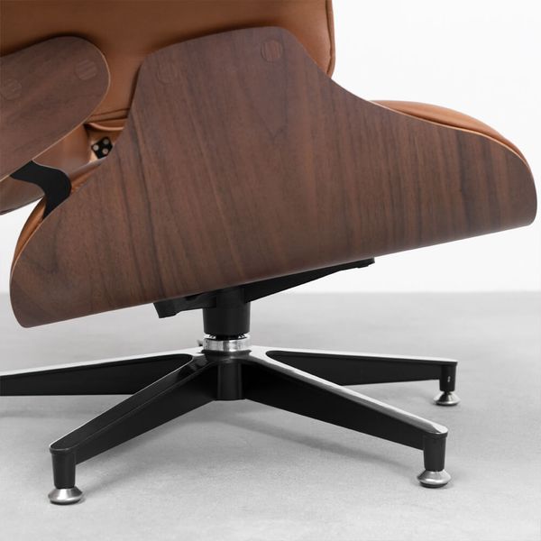 poltrona-charles-eames-com-puff-caramelo-detalhe-pes