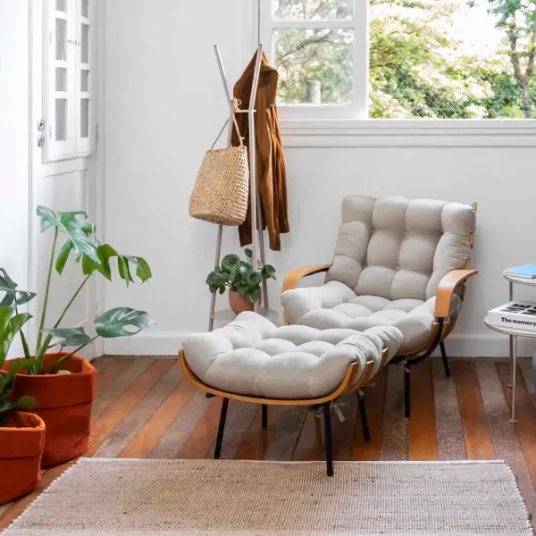 4E0FB45B8996E2634B2A9CC5989A026E_f37d9508-44be-4f88-bffd-4f4eba020dd7_poltrona-costela-com-braco-e-puff-latte-ambiente