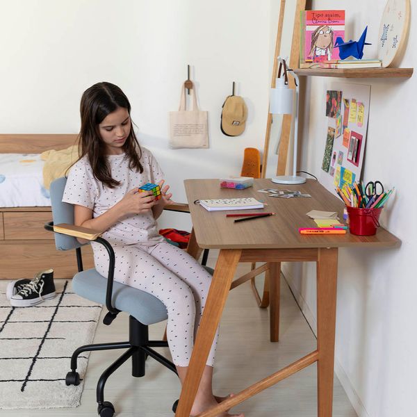 2024_escrivaninha_petit_freijo_cadeira_bart_luminaria_belt_prateleira_nala_bastidor_estrela