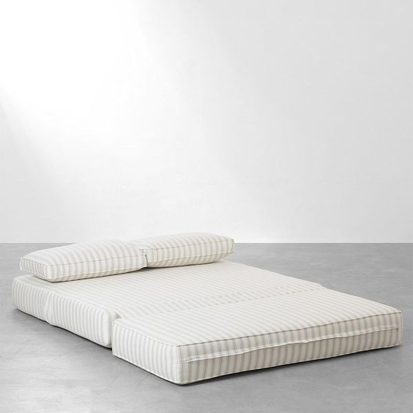 sofa-deitado-com-travesseiro